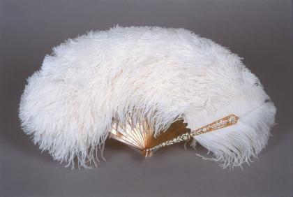 Unknown maker, probably English, Mrs. James de Rothschild's Ostrich Feather Fan, 1912–13, ostrich feathers, blond tortoiseshell, platinum, and diamonds, Waddesdon, The Rothschild Collection (Rothschild Family Trust)