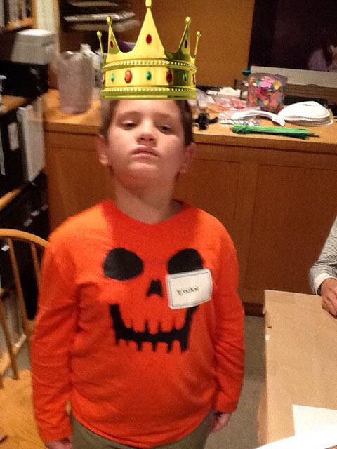 Ewan in Hat app crown
