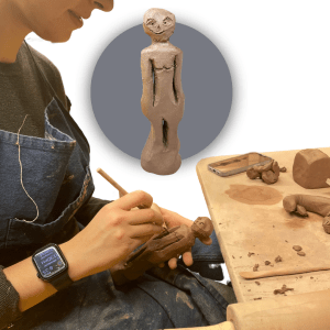 A imagem mostra uma pessoa moldando uma figura com argila.