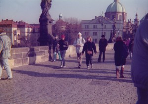 Prof. Pogge a přátelé chůzi na Karlově mostě v Praze.